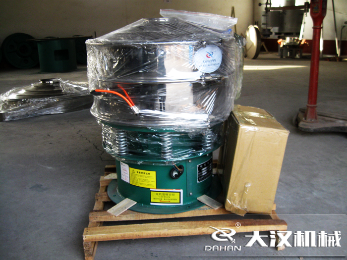 三氯蔗糖粉超聲波振動篩采用不銹鋼+碳鋼材質(zhì)的產(chǎn)品能夠更好的節(jié)省成本，同時能夠達(dá)到想要的篩分效果。