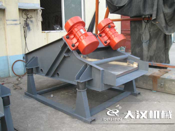 礦用振動(dòng)篩采用優(yōu)質(zhì)的錳鋼材質(zhì)，主要特點(diǎn)就耐磨性強(qiáng)，對(duì)于礦用振動(dòng)篩來(lái)說(shuō)其，耐磨性是非常重要的。