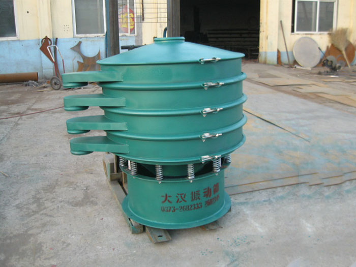 直徑1000型振動篩除了有碳鋼材質(zhì)其還有不銹鋼+碳鋼，以及全不銹鋼的選擇，用戶可根據(jù)用戶物料的性質(zhì)不同可進行選擇。
