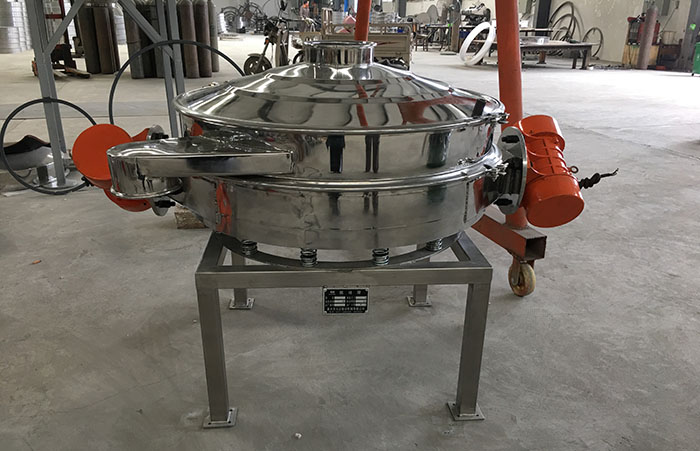 主要采用的是雙振動(dòng)電機(jī)振動(dòng)，其振動(dòng)力比普通振動(dòng)篩要高，同時(shí)采用直泄式的排料方式，很好的解決了堵料塞料的問題。
