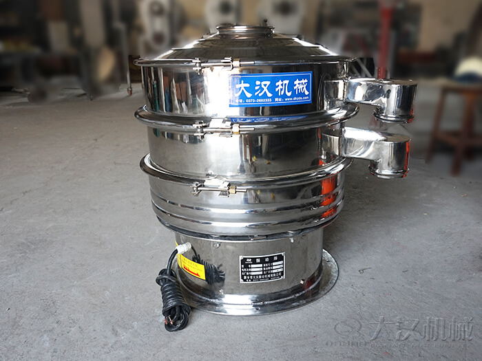 醫(yī)藥振動(dòng)篩主要采用的是304不銹鋼振動(dòng)篩，優(yōu)勢：設(shè)備干凈衛(wèi)生，不易生銹，使用壽命長久，經(jīng)久耐用。